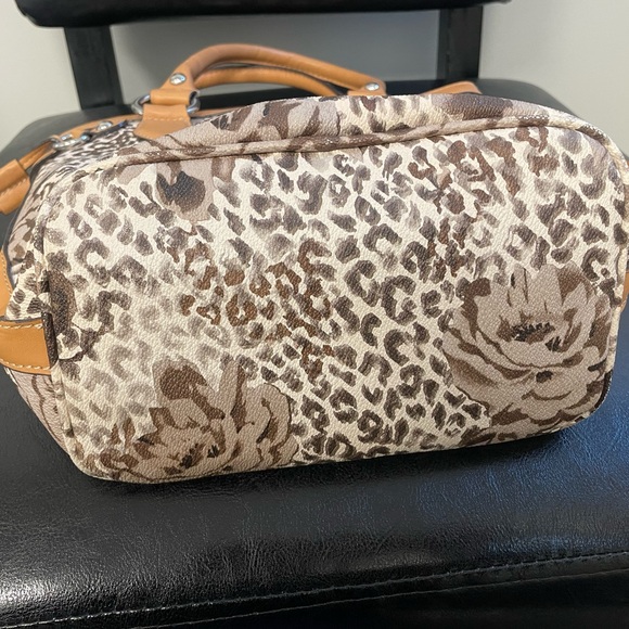 Black Tote Bag with Spacious Interior and Durable Material - Picture 3 of 5